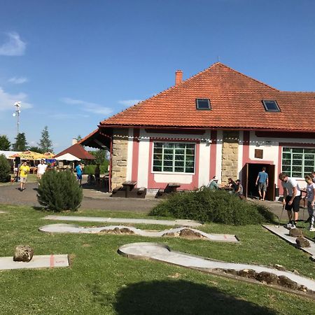Famozclub Hotel Bakov nad Jizerou Екстериор снимка