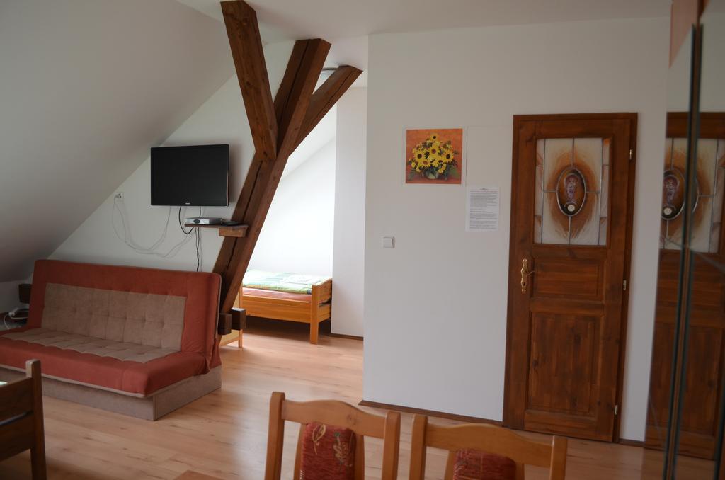 Famozclub Hotel Bakov nad Jizerou Стая снимка