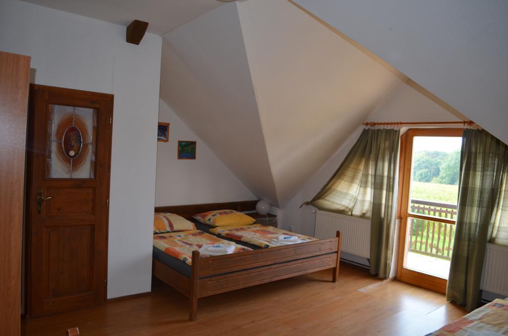 Famozclub Hotel Bakov nad Jizerou Стая снимка