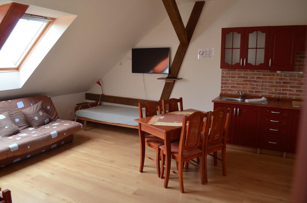 Famozclub Hotel Bakov nad Jizerou Стая снимка