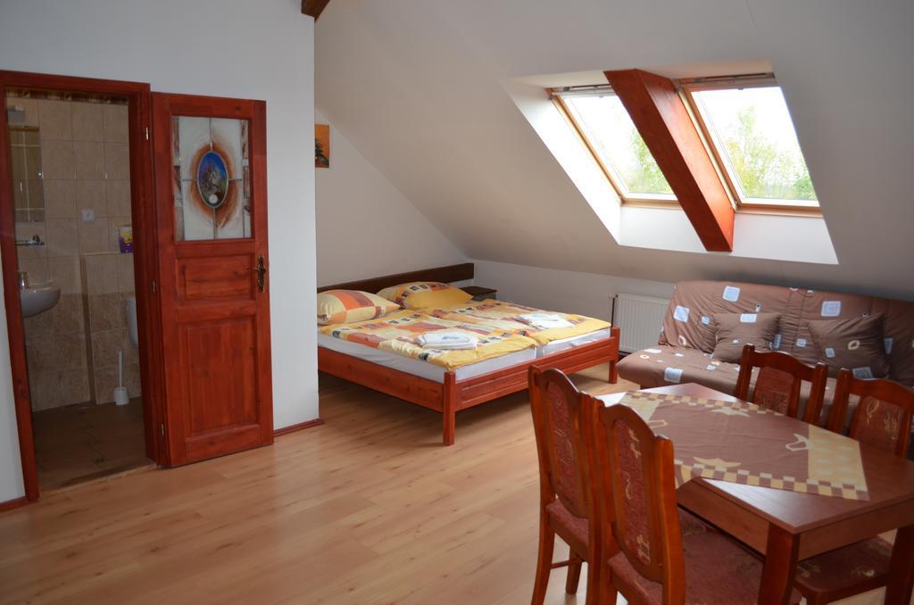 Famozclub Hotel Bakov nad Jizerou Стая снимка