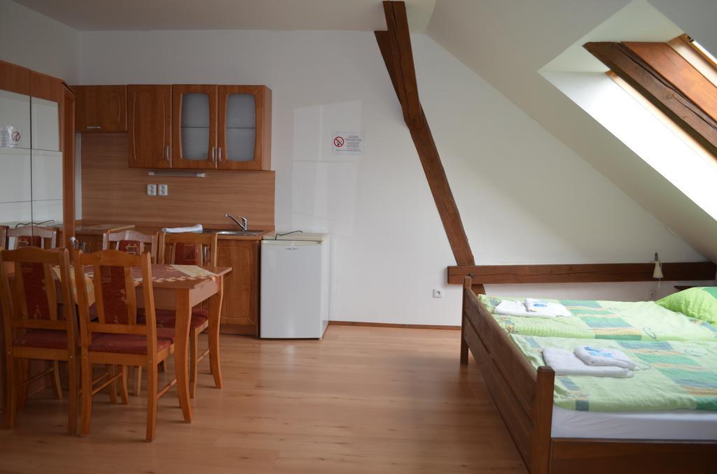 Famozclub Hotel Bakov nad Jizerou Стая снимка