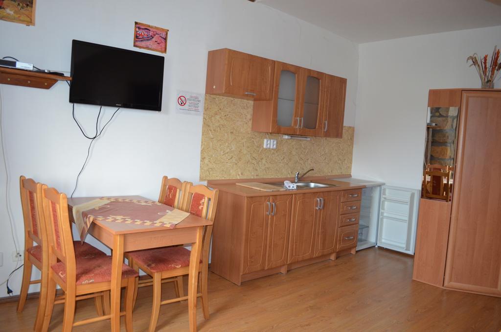 Famozclub Hotel Bakov nad Jizerou Стая снимка