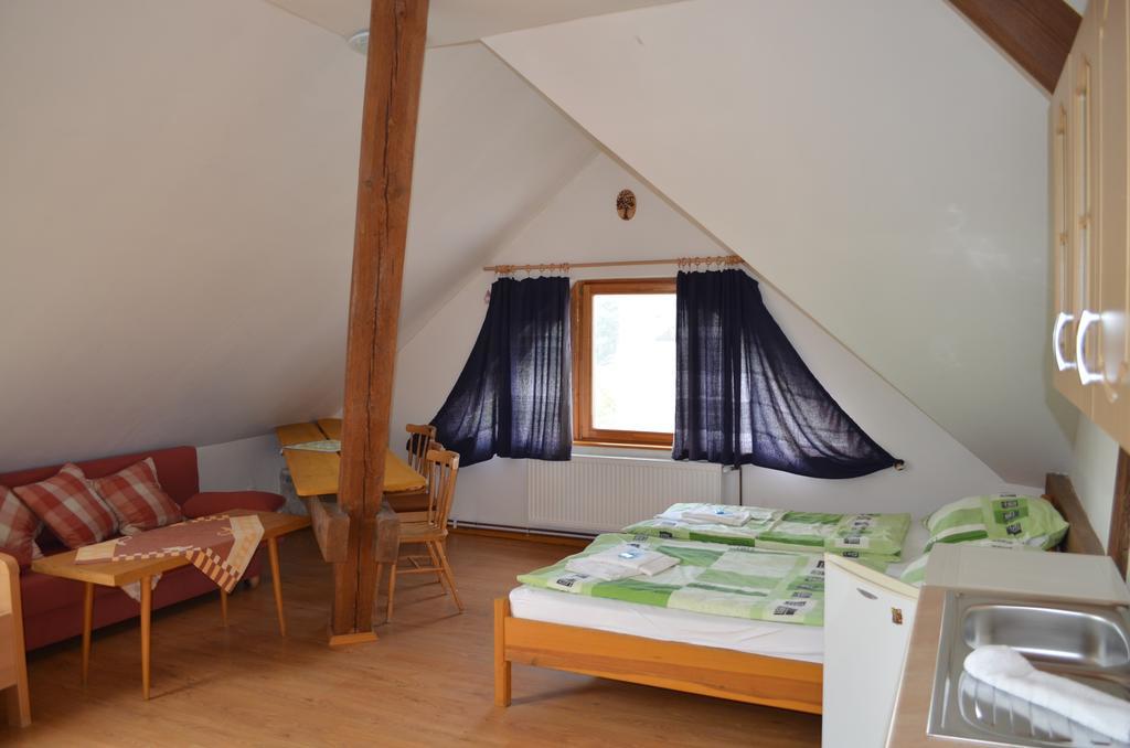 Famozclub Hotel Bakov nad Jizerou Стая снимка