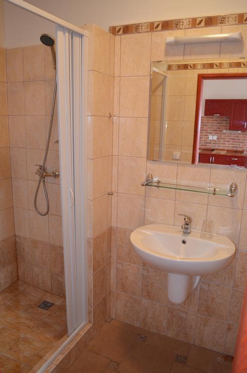 Famozclub Hotel Bakov nad Jizerou Стая снимка