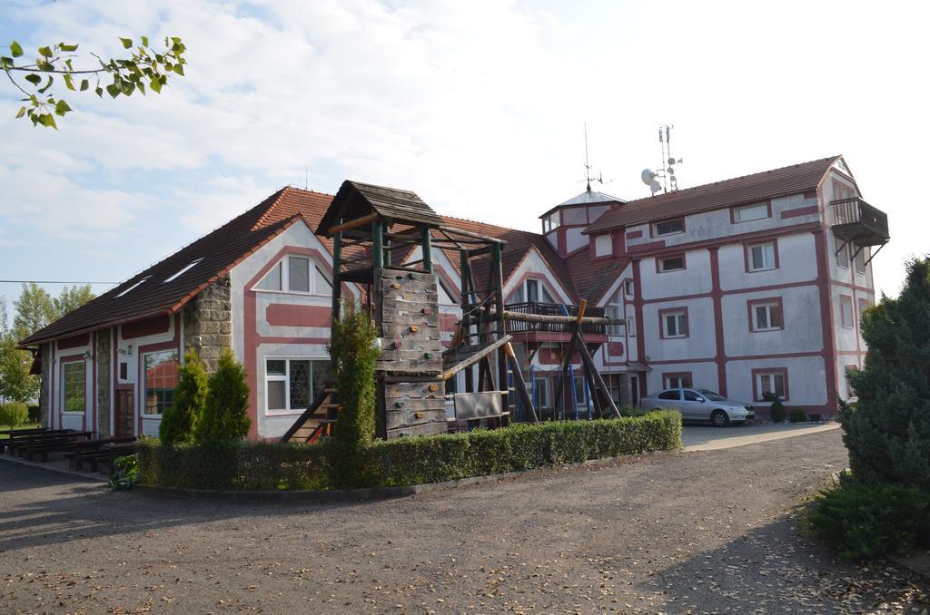 Famozclub Hotel Bakov nad Jizerou Екстериор снимка