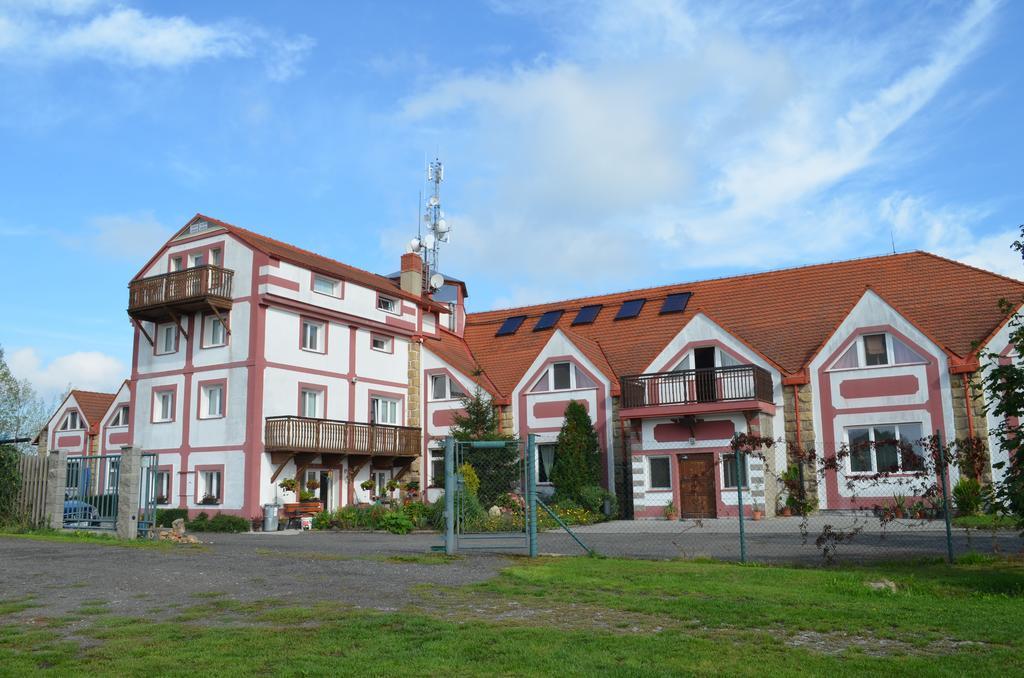 Famozclub Hotel Bakov nad Jizerou Екстериор снимка