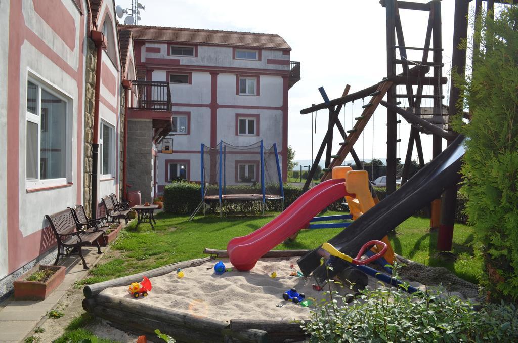 Famozclub Hotel Bakov nad Jizerou Екстериор снимка