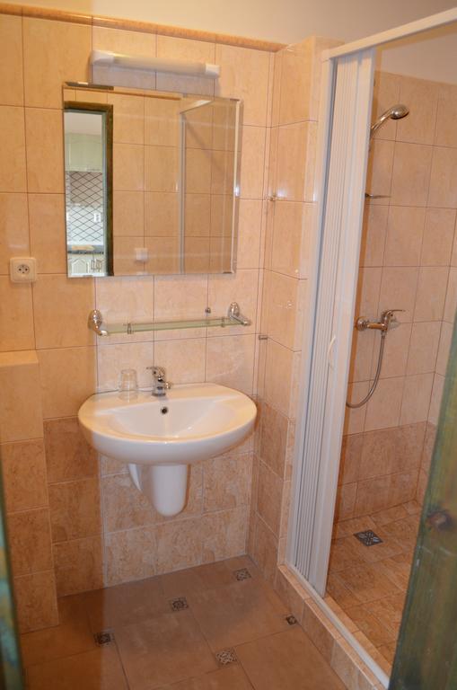 Famozclub Hotel Bakov nad Jizerou Стая снимка