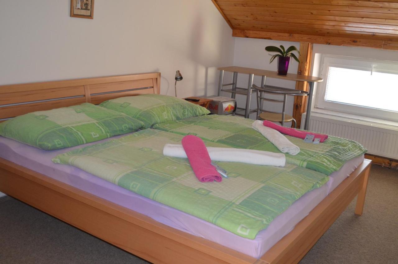 Famozclub Hotel Bakov nad Jizerou Стая снимка