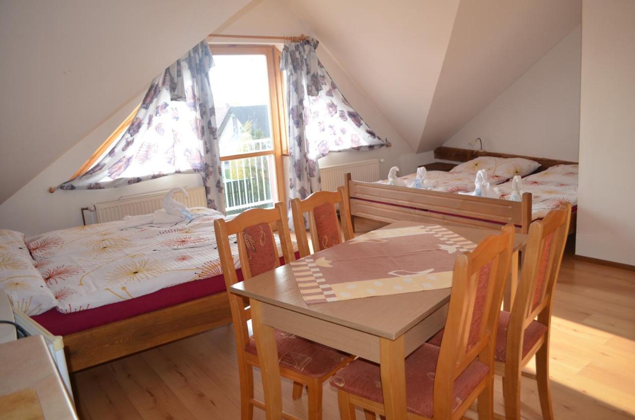 Famozclub Hotel Bakov nad Jizerou Стая снимка