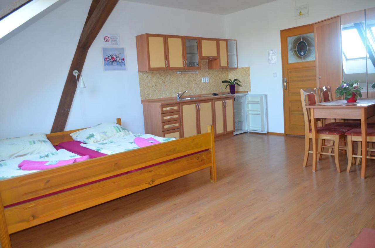 Famozclub Hotel Bakov nad Jizerou Стая снимка