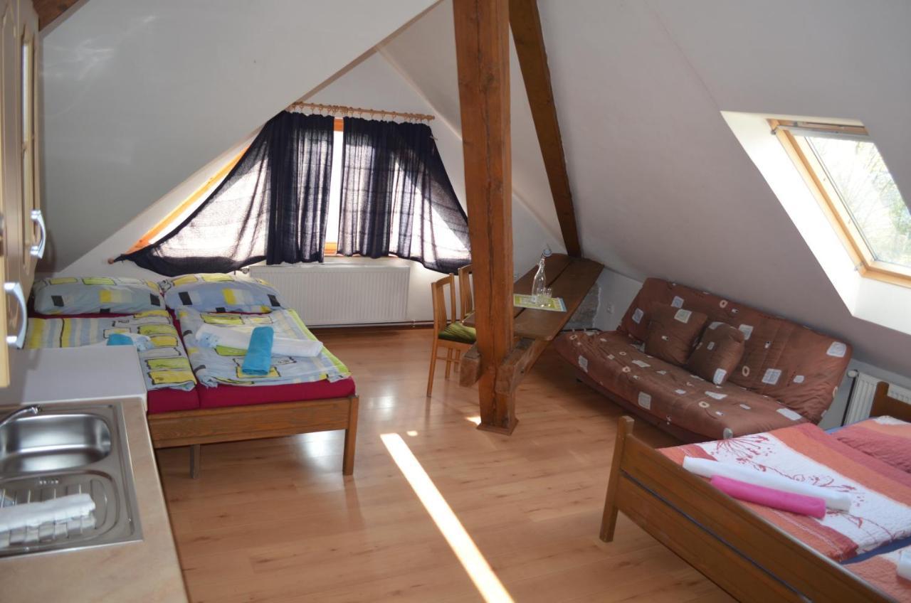 Famozclub Hotel Bakov nad Jizerou Стая снимка