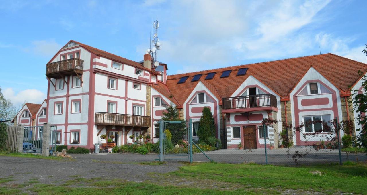 Famozclub Hotel Bakov nad Jizerou Екстериор снимка