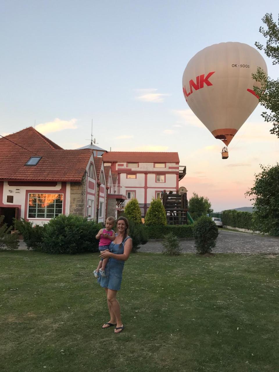 Famozclub Hotel Bakov nad Jizerou Екстериор снимка