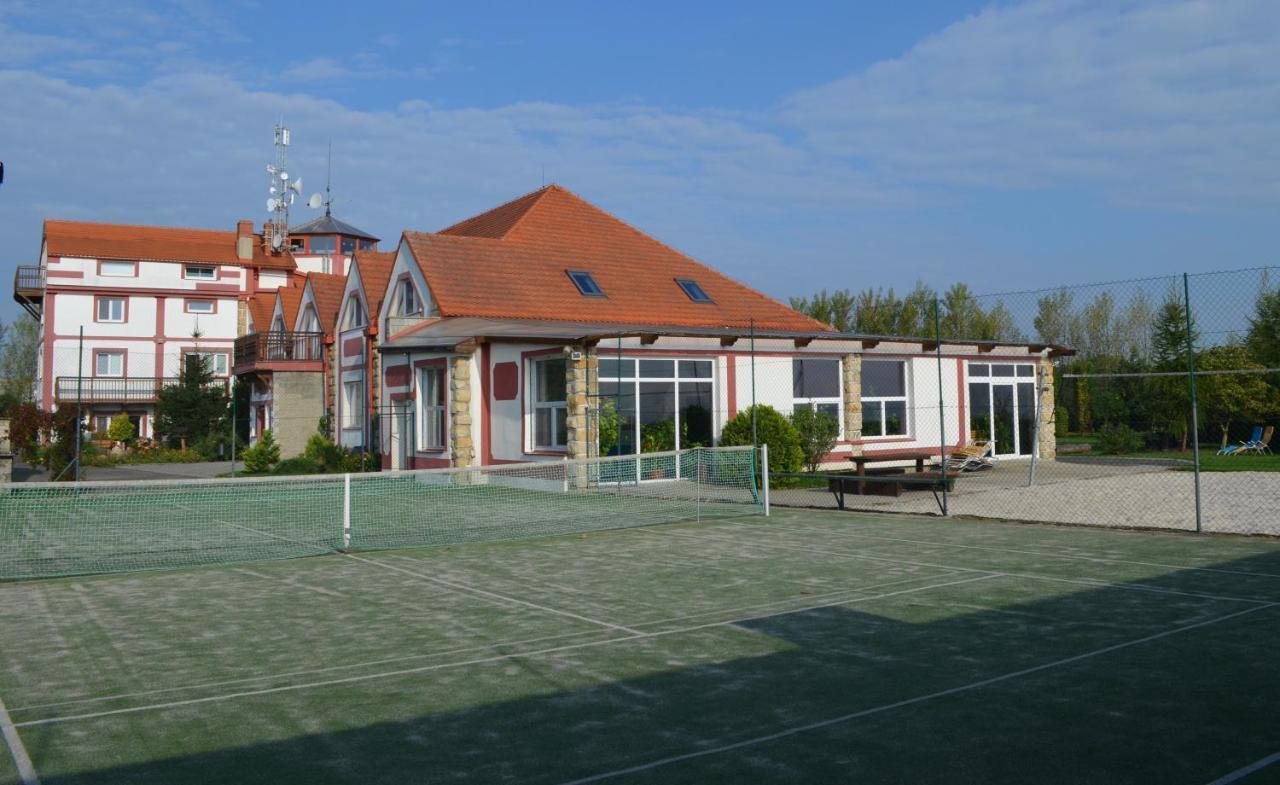 Famozclub Hotel Bakov nad Jizerou Екстериор снимка
