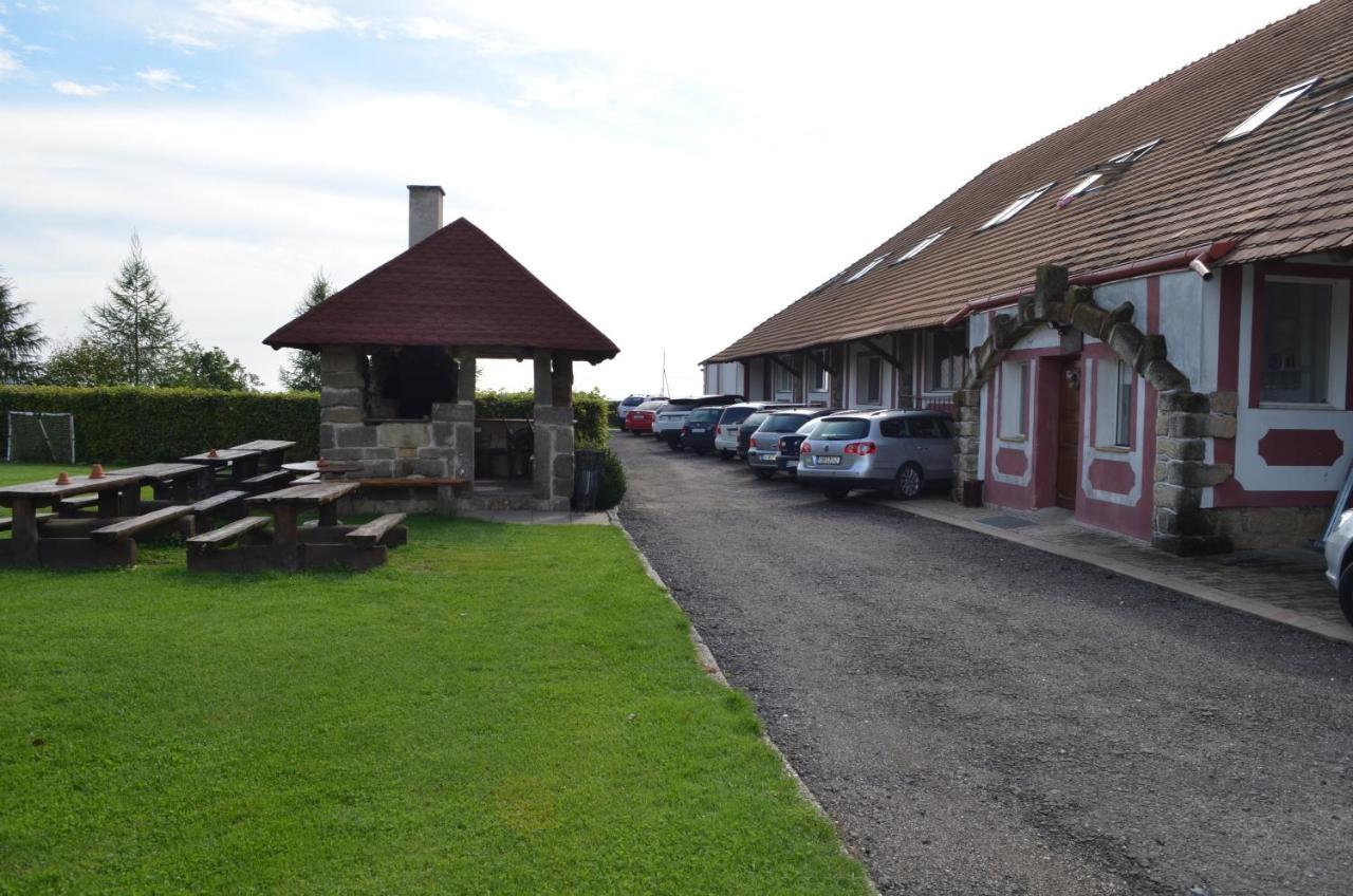 Famozclub Hotel Bakov nad Jizerou Екстериор снимка
