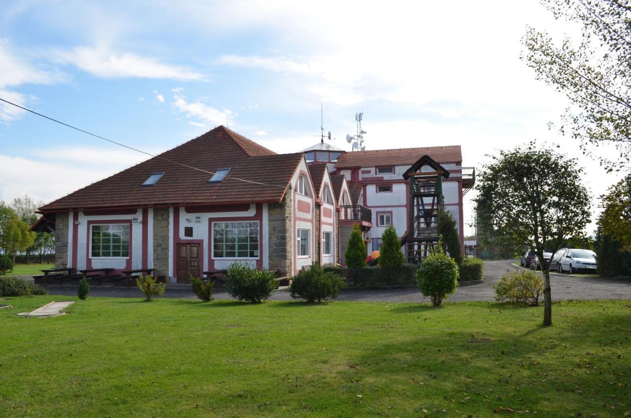 Famozclub Hotel Bakov nad Jizerou Екстериор снимка